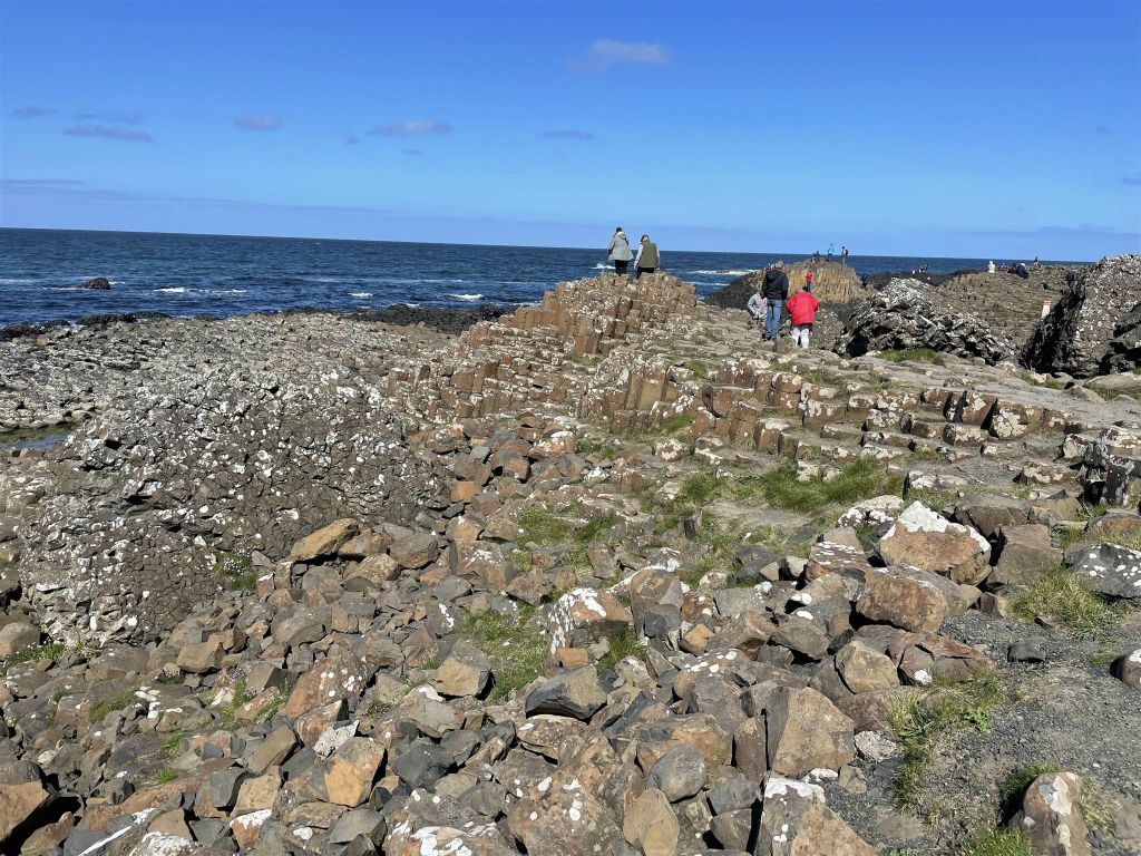 BUSHMILLS - enkele basaltzuilen bij de Giant's Causeway