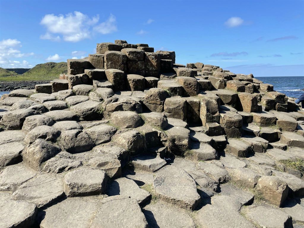 BUSHMILLS - enkele rotsen bij de Giant's Causeway