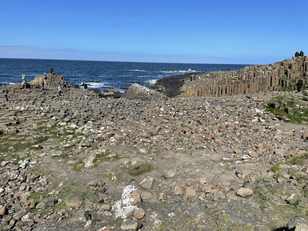 BUSHMILLS - enkele basaltzuilen bij de Giant's Causeway