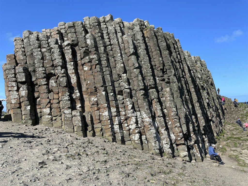 BUSHMILLS - enkele basaltzuilen bij de Giant's Causeway