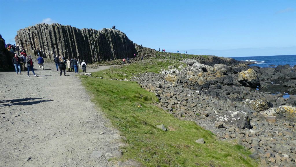 BUSHMILLS - enkele basaltzuilen bij de Giant's Causeway