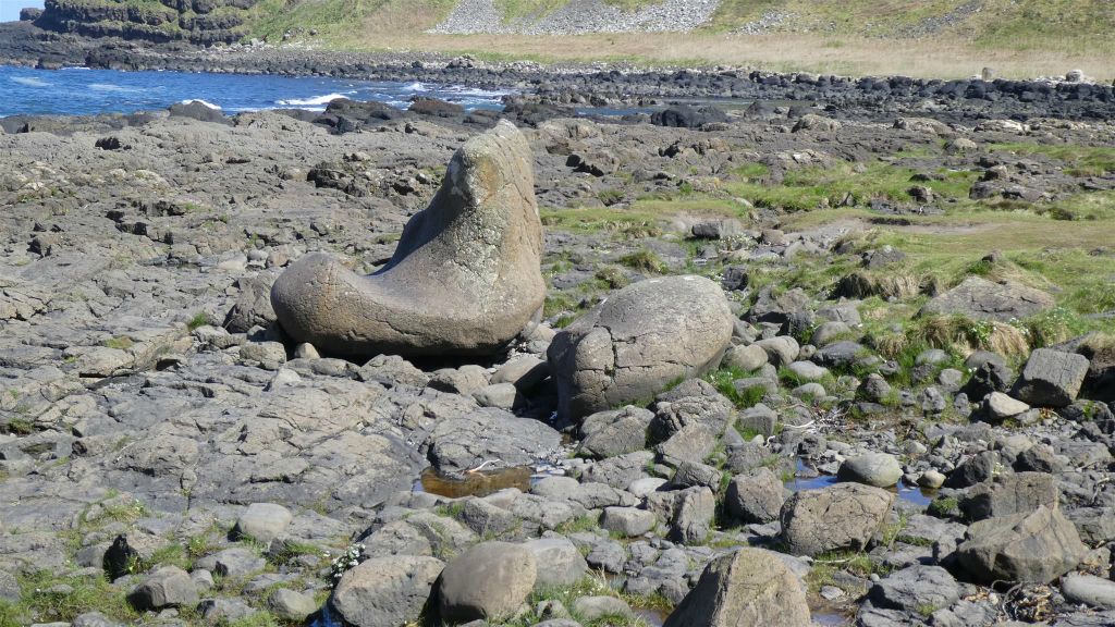 BUSHMILLS - twee reuzenlaarzen bij de Giant's Causeway