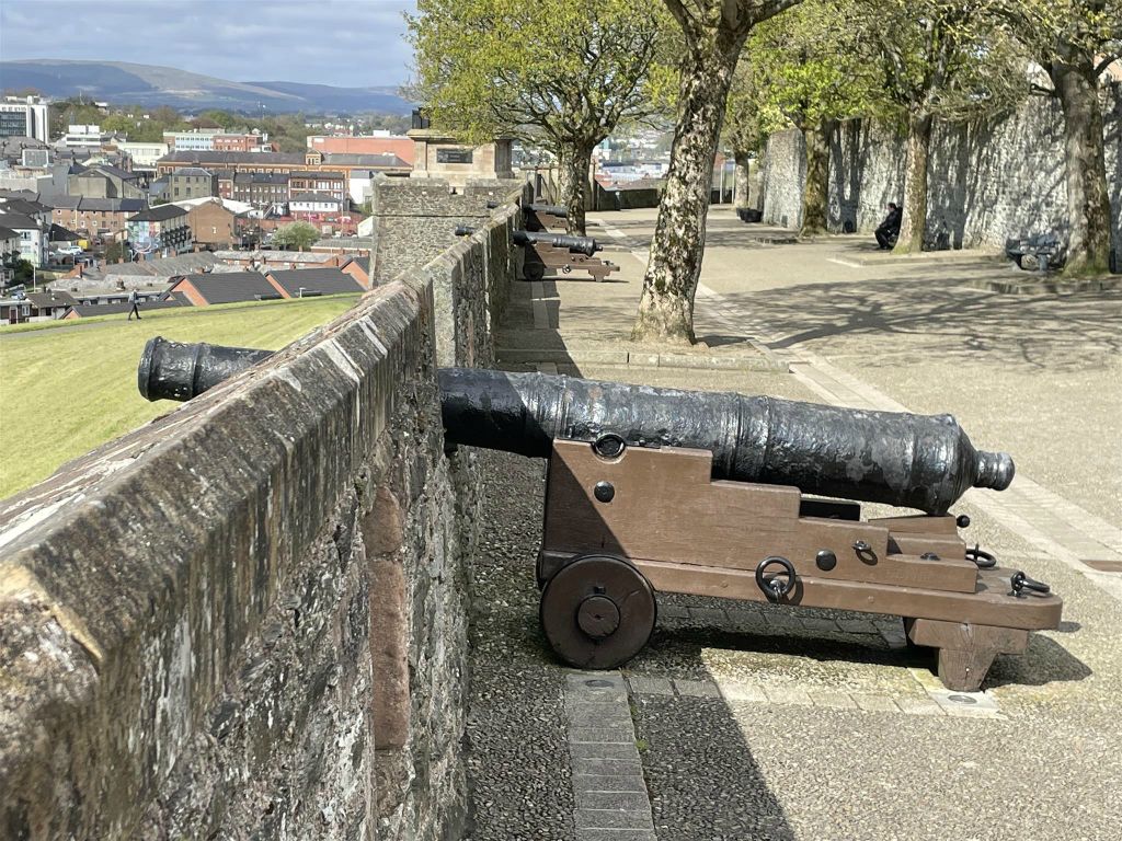 DERRY - enkele kanonnen op de stadsmuur
