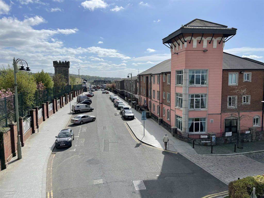 DERRY - de vredesmuur links op de Bishop Street