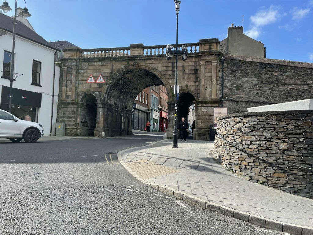 DERRY - de stadspoort Ferryquay Gate