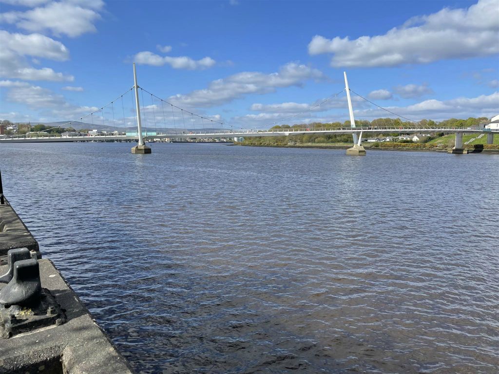 DERRY - de Peace Bridge, een fiets- en voetgangersbrug over de Foyle rivier