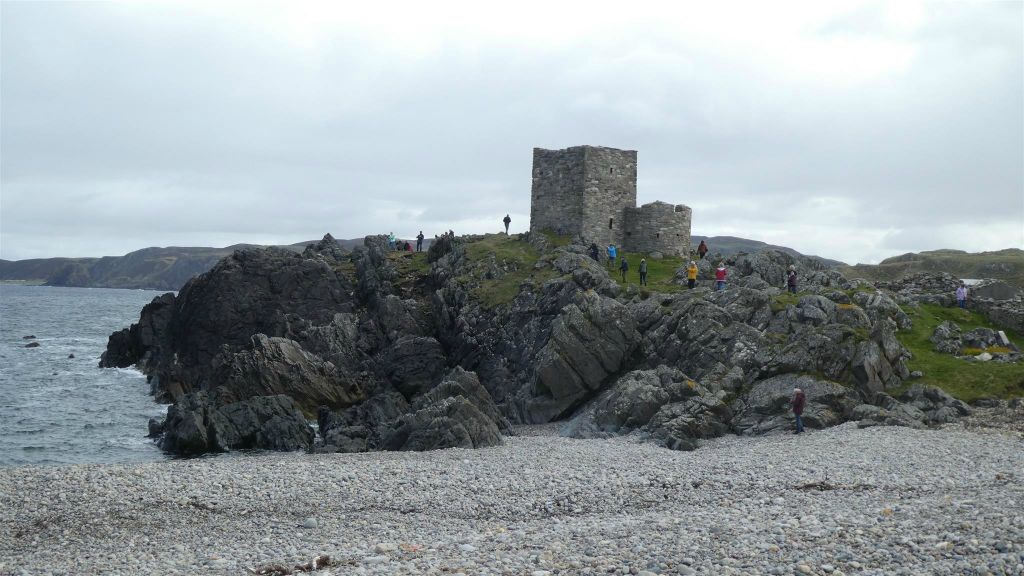 CARRICKABRAGHY - de ruïne van het Carrickabraghy kasteel