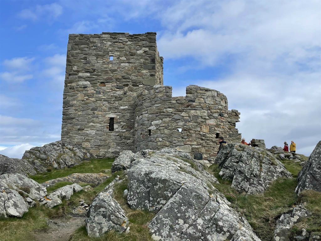 CARRICKABRAGHY - de ruïne van het Carrickabraghy kasteel