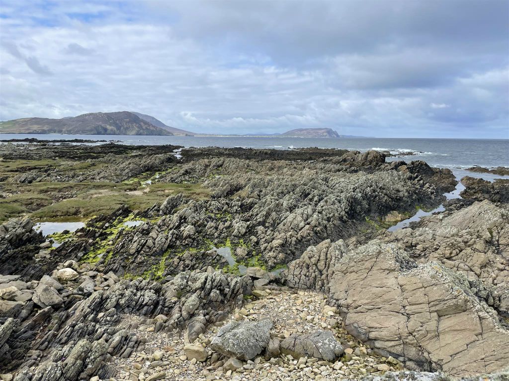 CARRICKABRAGHY - het landschap bij de ruïne van het Carrickabraghy kasteel