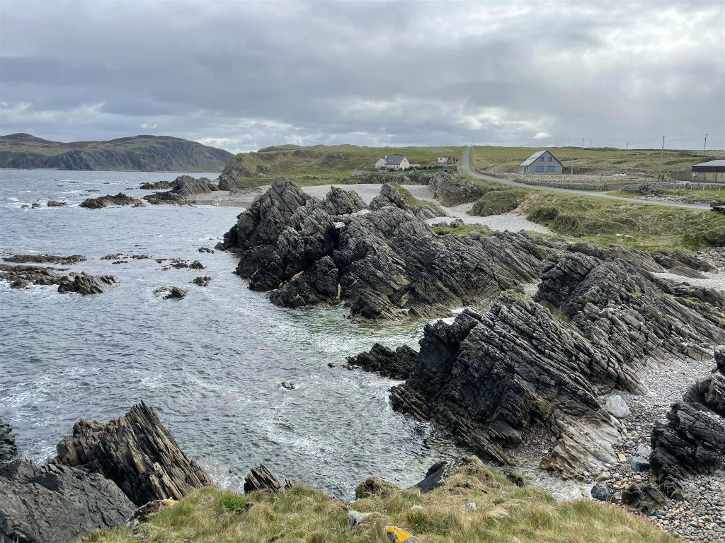 CARRICKABRAGHY - het landschap bij de ruïne van het Carrickabraghy kasteel