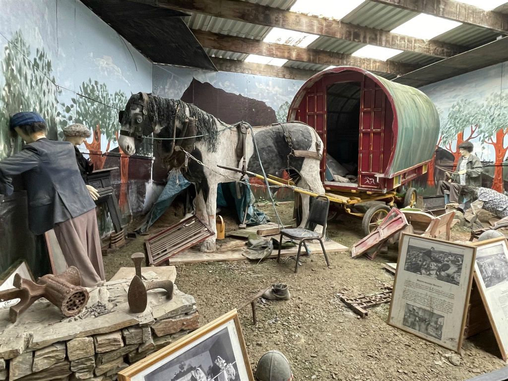 DOAGH - een zigeuner familie bij Doagh Famine Village, een klein openluchtmuseum