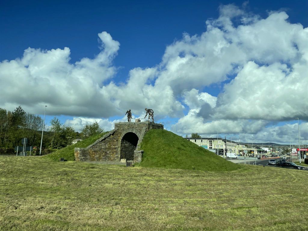 LETTERKENNY - The Workers monument