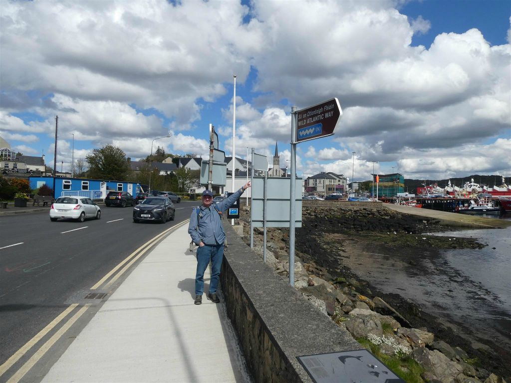 KILLYBEGS - Carlos bij een bord van The Wild Atlantic Way