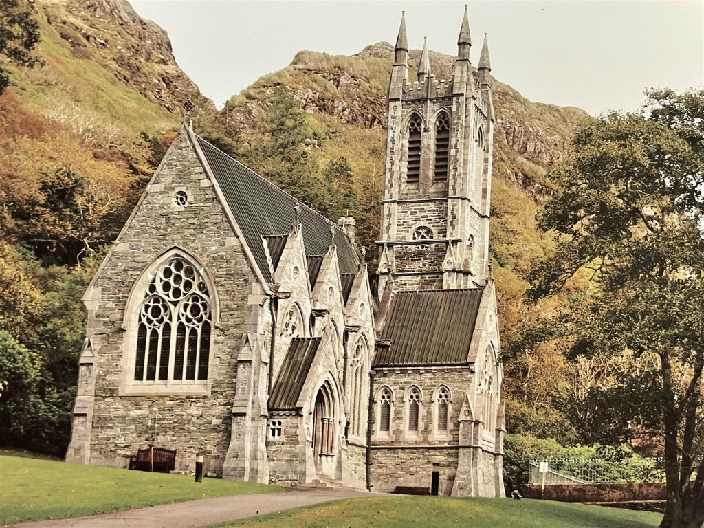 LETTERFRACK -  de kathedraal van Norwich op het landgoed van Kylemore Abbey