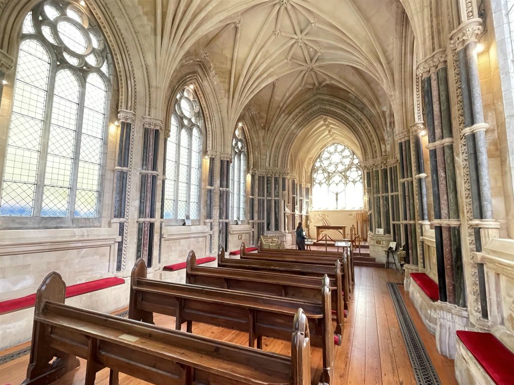 LETTERFRACK -  binnen in de kathedraal van Norwich op het landgoed van Kylemore Abbey