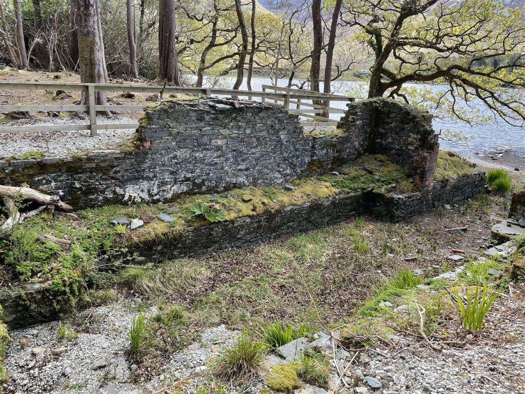 LETTERFRACK -  een ruïne van het boothuis van Kylemore Abbey