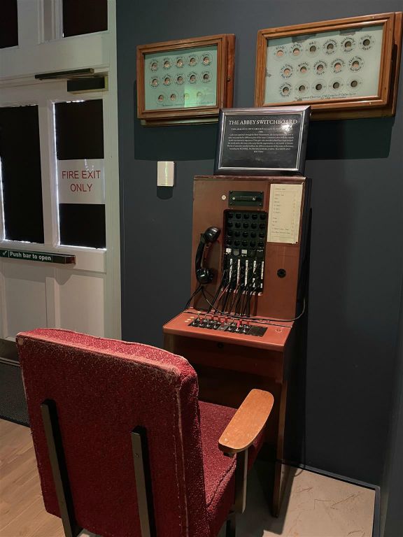 LETTERFRACK -  een oud switchbord in het museum van Kylemore Abbey