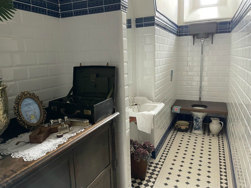 LETTERFRACK -  een oude badkamer in het museum van Kylemore Abbey
