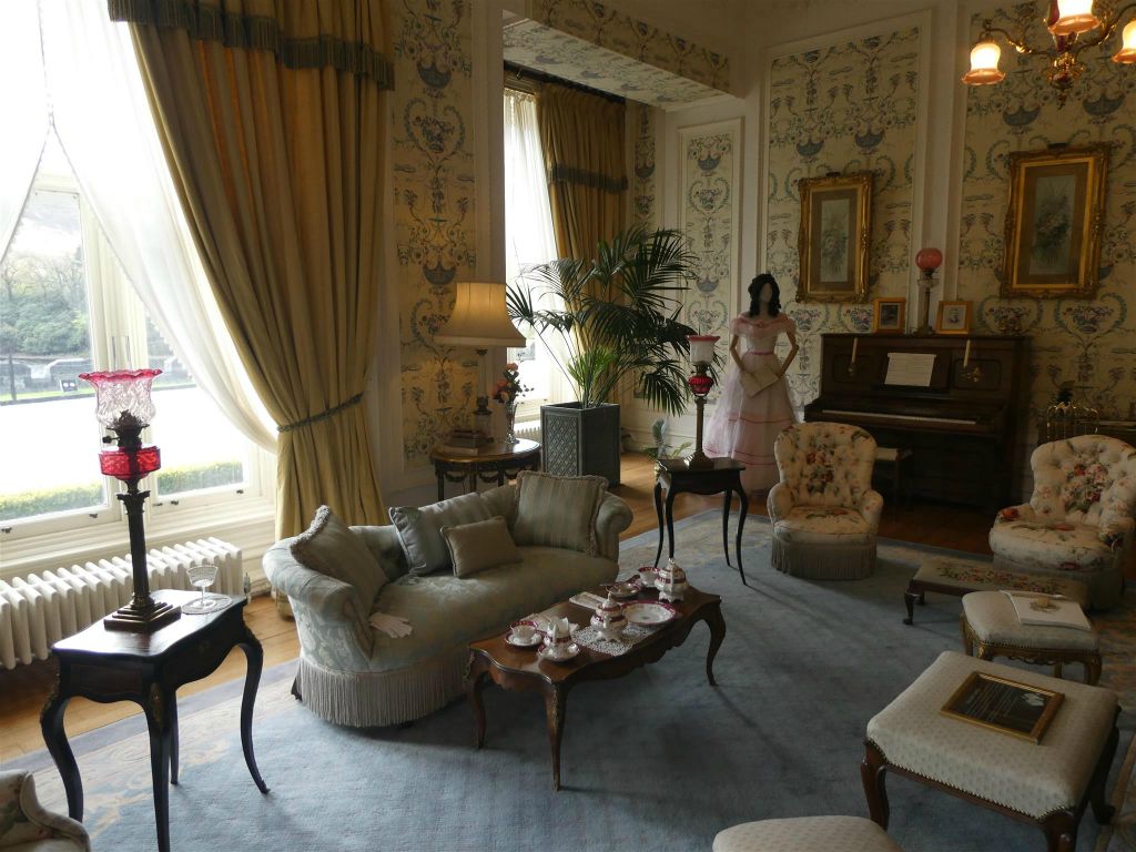 LETTERFRACK -  een woonkamer in het museum van Kylemore Abbey