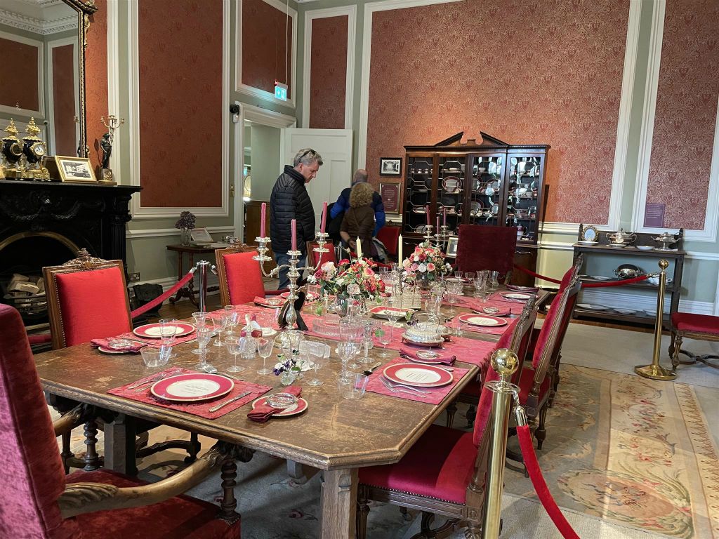 LETTERFRACK -  een kamer in het museum van Kylemore Abbey