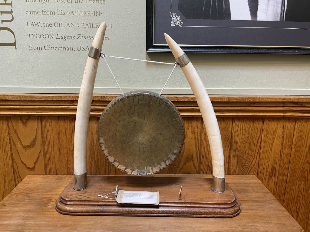 LETTERFRACK -  een oude gong in het museum van Kylemore Abbey