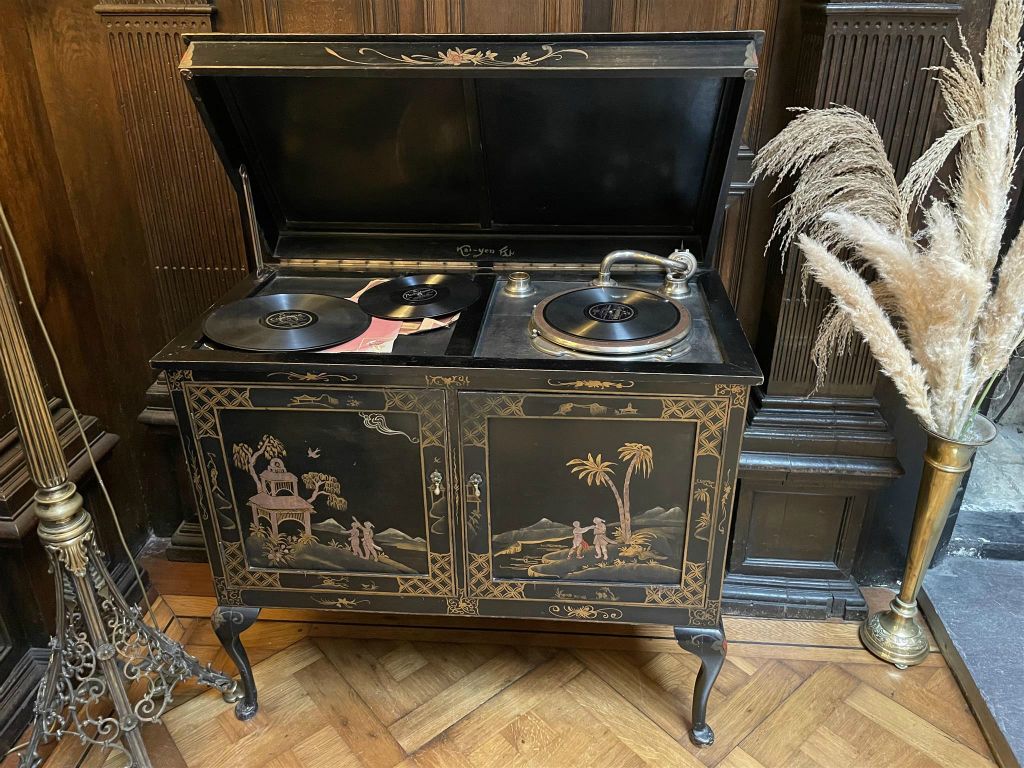 LETTERFRACK -  een oude platenspeler in het museum van Kylemore Abbey