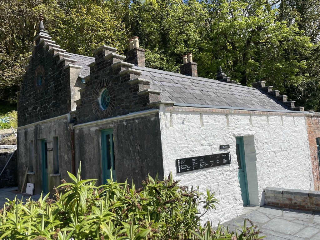 LETTERFRACK -  een gereedschapsschuur bij de kasteeltuin van Kylemore Abbey
