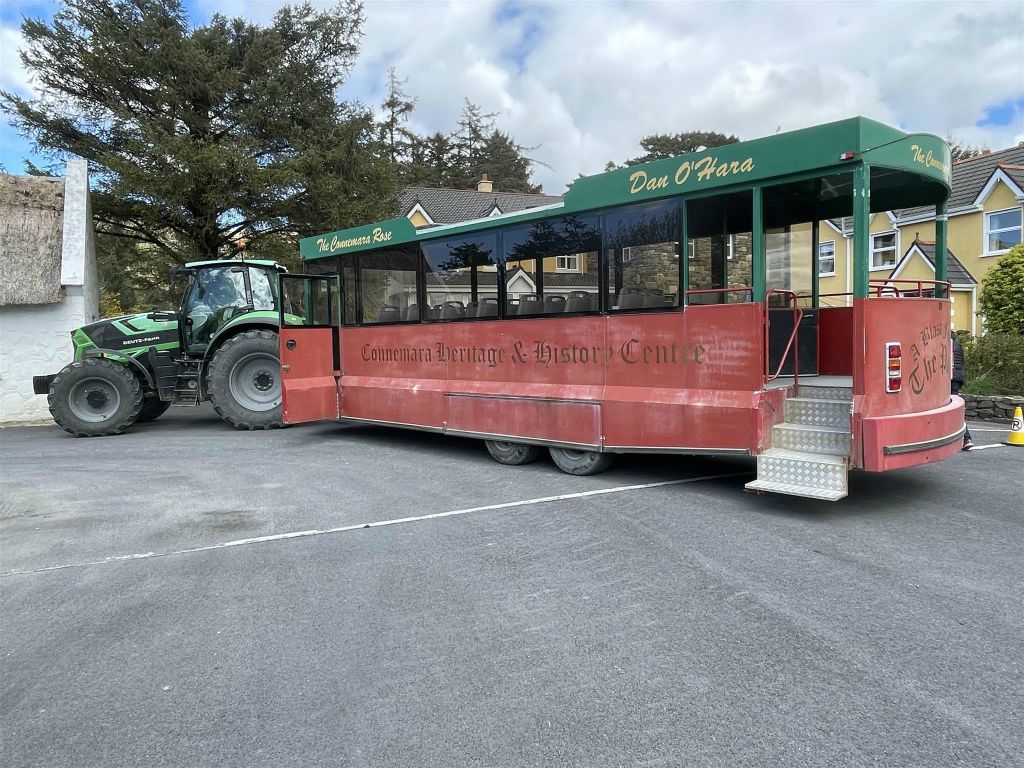 CLIFDEN - de tractor waarmee we het Dan O'Hara Connemara Heritage Centre bezoeken