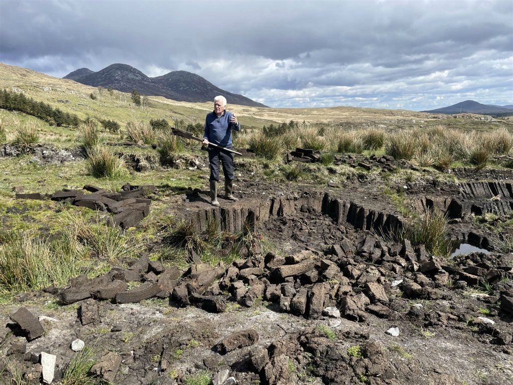 CLIFDEN - het steken van turf door Martin Walsh bij het Dan O'Hara Connemara Heritage Centre