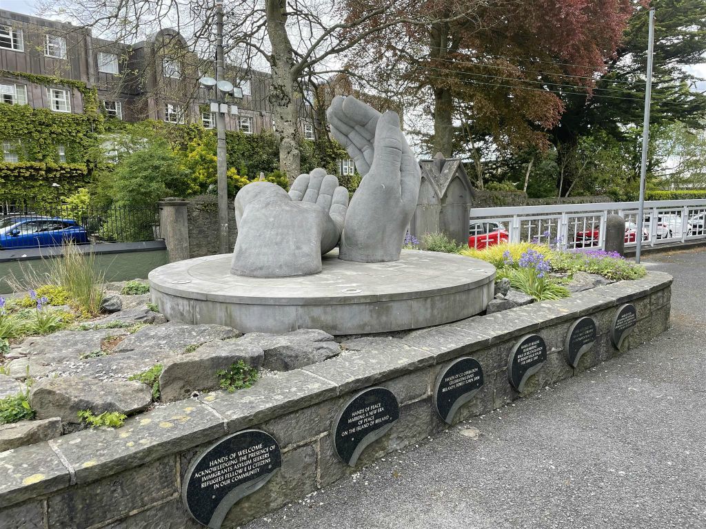ENNIS - het hands of peace monument