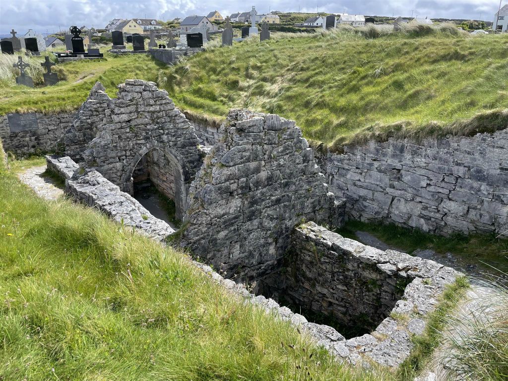 INISHEER - de ruïne van de Sint-Caomhankerk