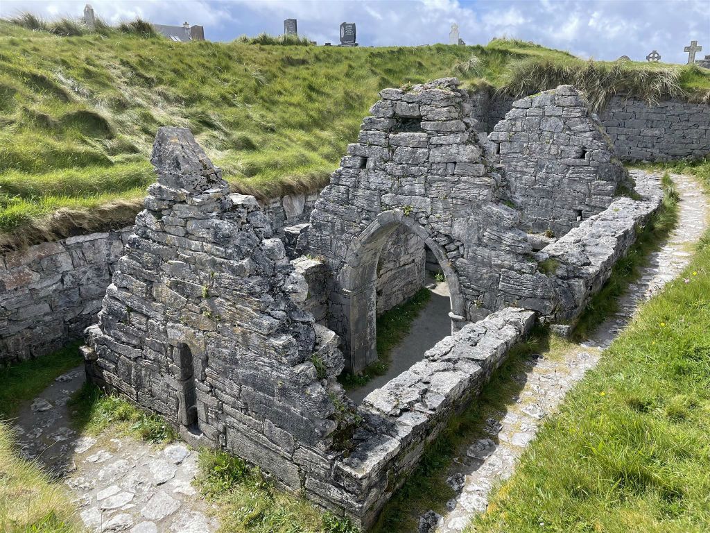 INISHEER - de ruïne van de Sint-Caomhankerk