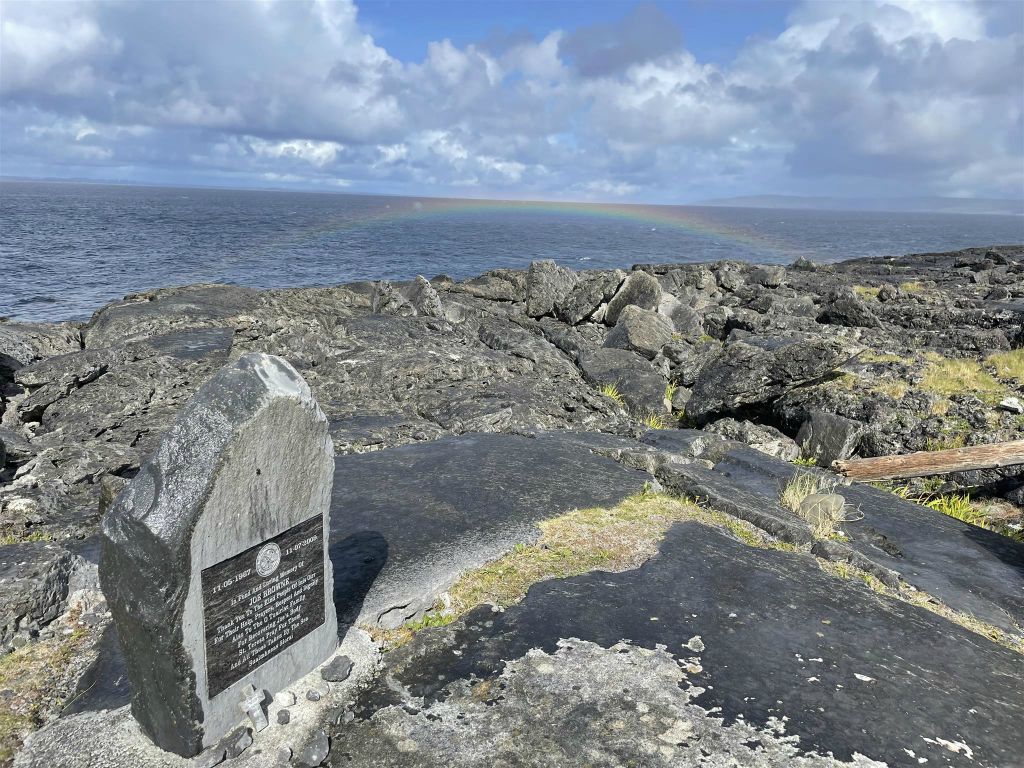 INISHEER - een gedenksteen ter ere van Joe Brown (1967-2009) die verdronken is