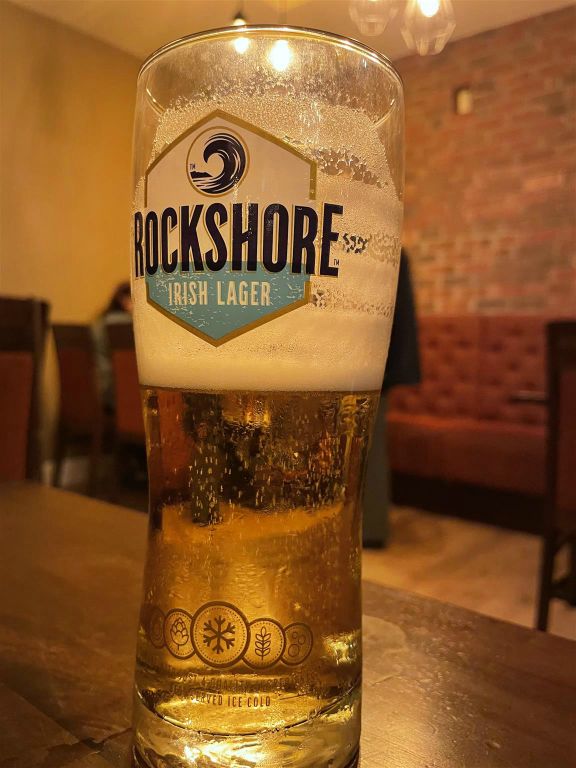 ENNIS - een glas Rockshore bier