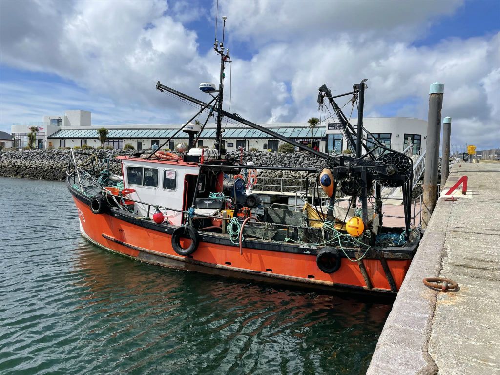 DINGLE - een vissersboot in de haven