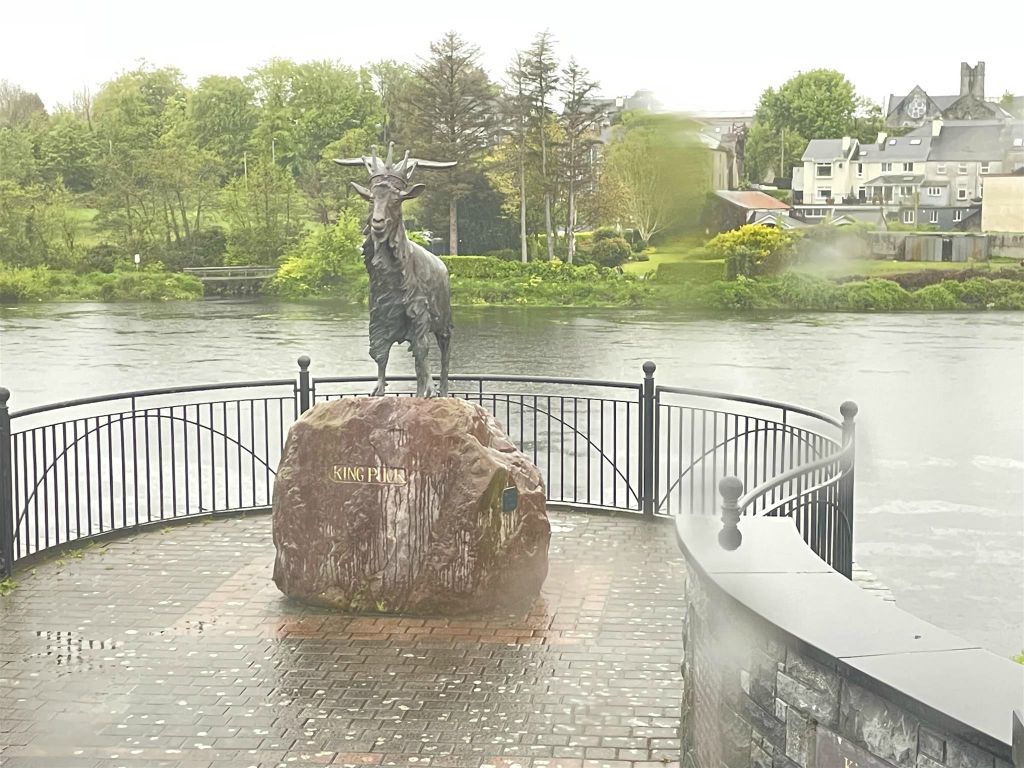 KILLORGLIN - het standbeeld van Koning Puck