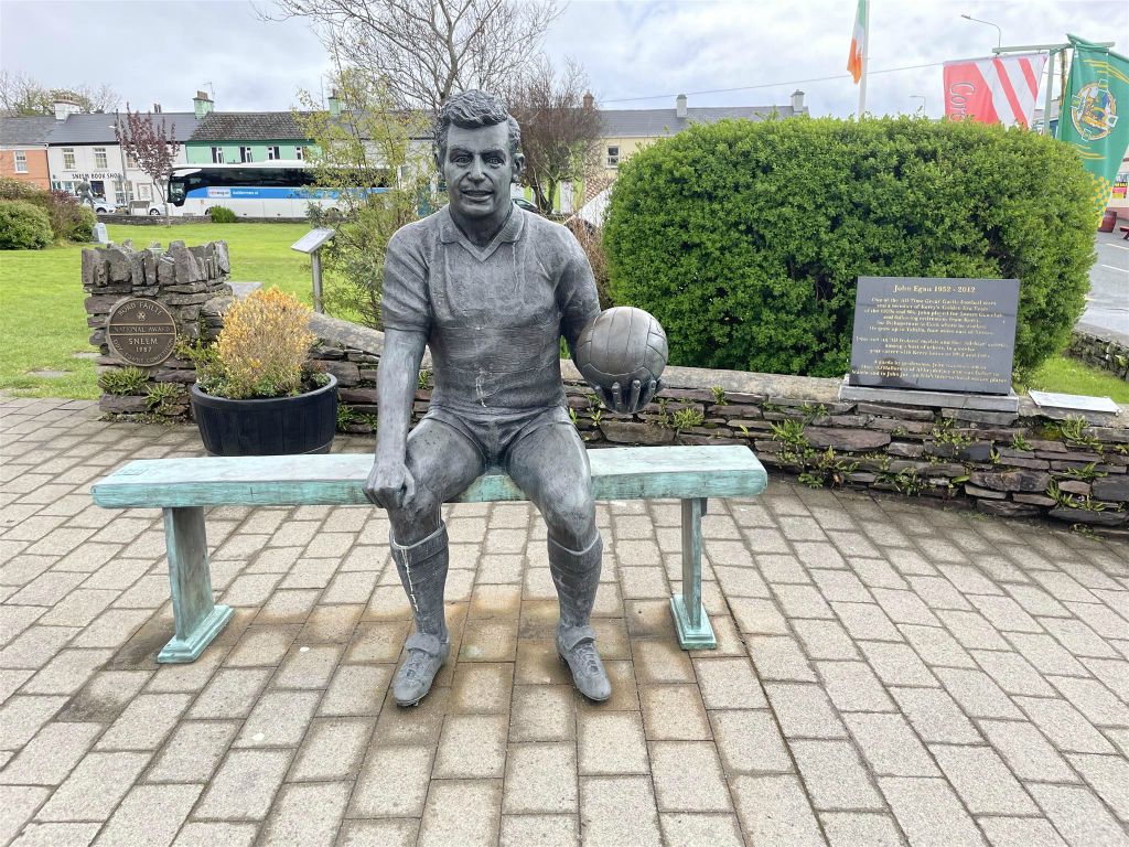 SNEEM - een standbeeld ter ere van de Ierse football speler John Egan (1952-2012)