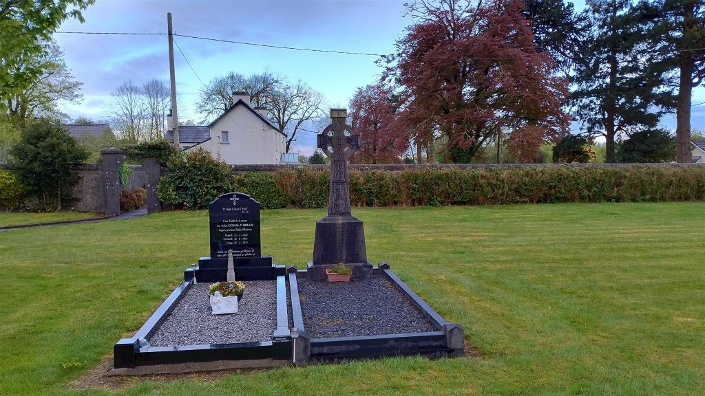 BALLYVOURNEY - twee graven bij de Sint-Gobnait kerk