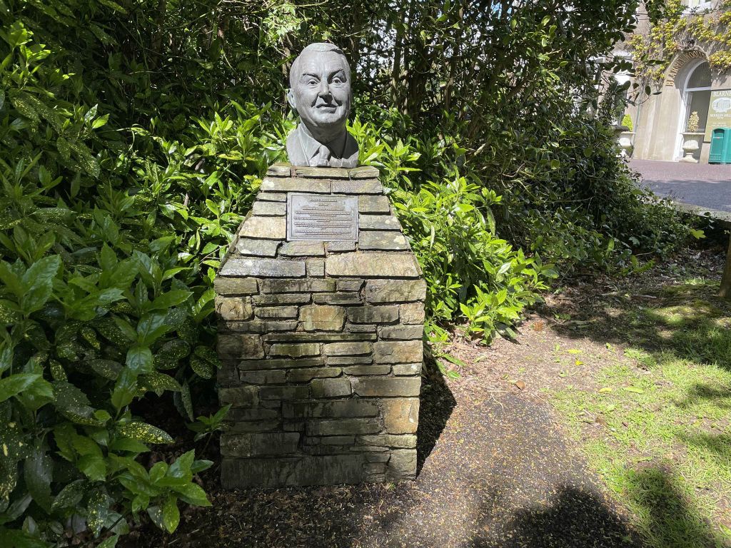 BLARNEY - een standbeeld ter ere van Christy Kelleher (1914-1991), de oprichter van Blarney Woollen Mills