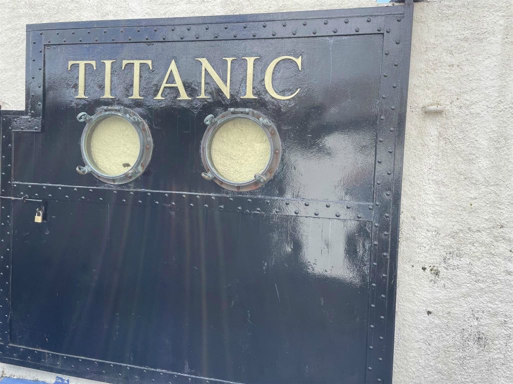 COBH - een deur met twee patrijspoorten van de Titanic