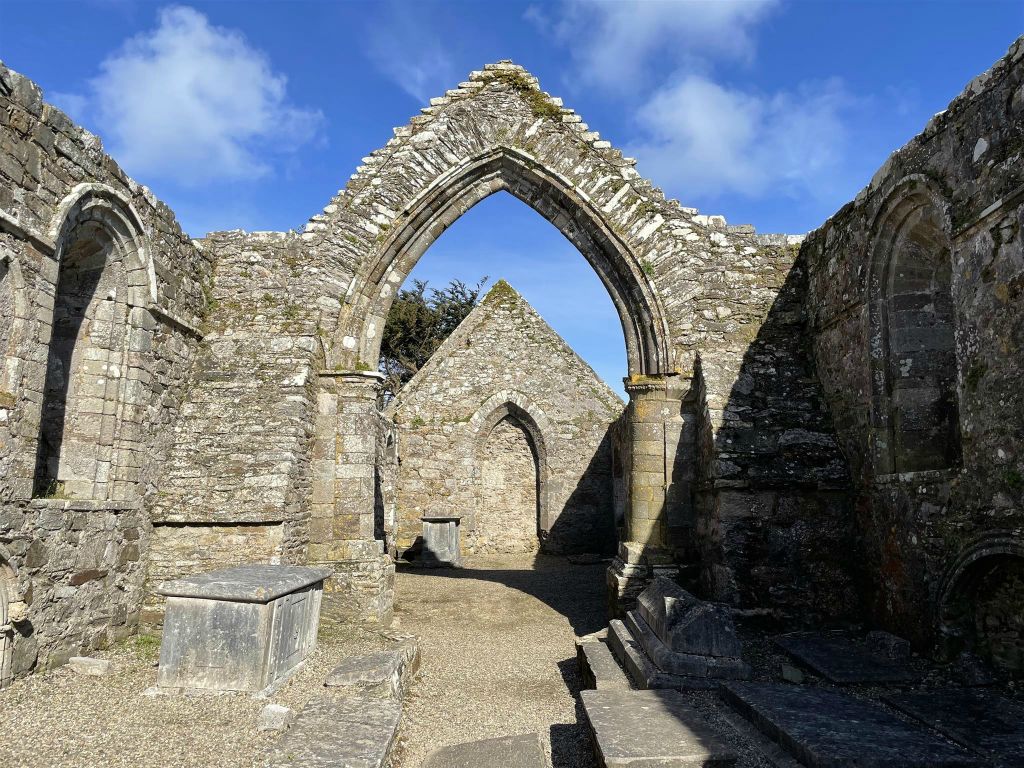 ARDMORE - binnen in de ruïne van de kathedraal van Ardmore