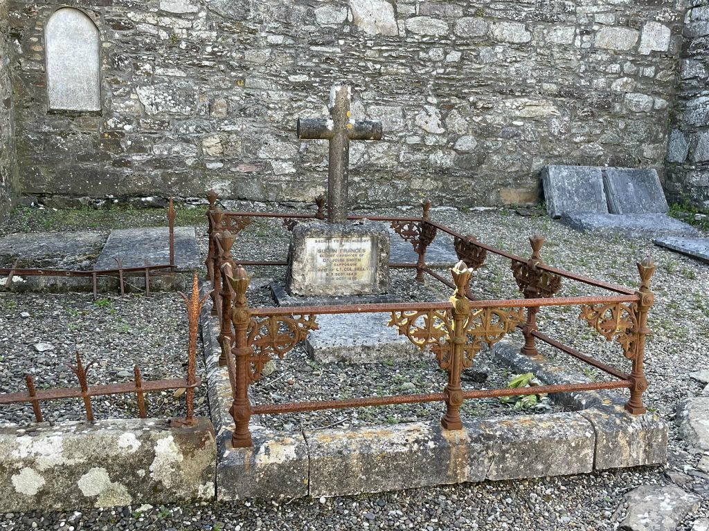 ARDMORE - het Susan Frances monument in de ruïne van de kathedraal van Ardmore