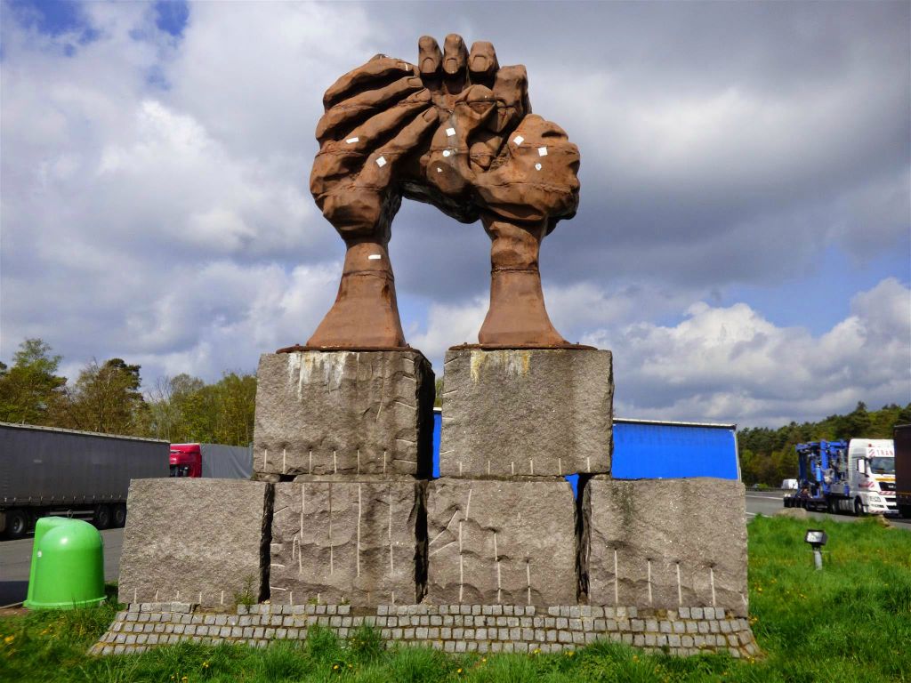 MARIENBORN - het monument "Die Wölbung der Hände" bij de voormalige grensovergang die bekend is onder de naam: checkpoint Alpha