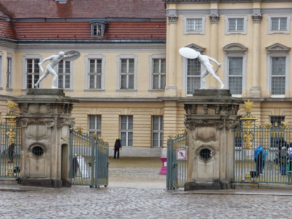 BERLIJN - de toegangspoort van Slot Charlottenburg, een paleis uit 1699