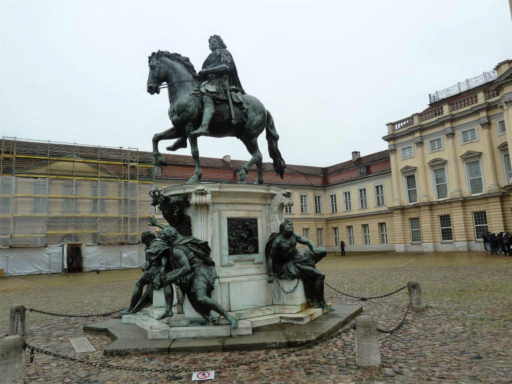 BERLIJN - het standbeeld van Friedrich Wilhelm I bij Slot Charlottenburg, een paleis uit 1699