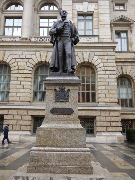 BERLIJN - een standbeeld van minister Freiherr von Stein voor het Abgeordnetenhaus (Huis van Afgevaardigden)