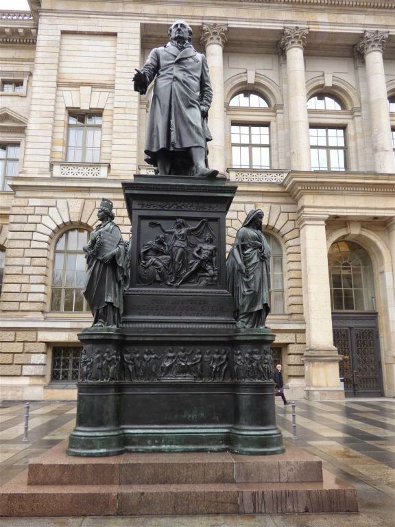 BERLIJN - een standbeeld van staatsman Karl August von Hardenberg voor het Abgeordnetenhaus (Huis van Afgevaardigden)