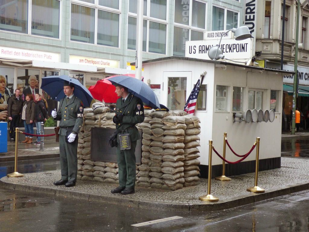 BERLIJN - de voormalige grensovergang die bekend is onder de naam: checkpoint Charlie