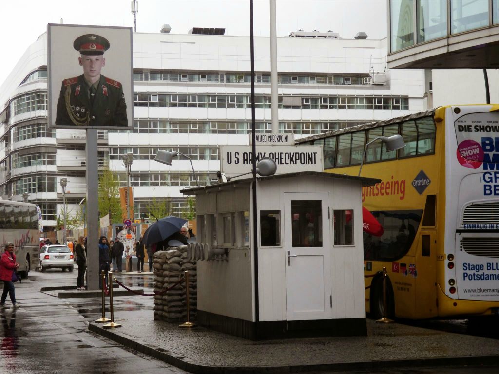 BERLIJN - de voormalige grensovergang die bekend is onder de naam: checkpoint Charlie