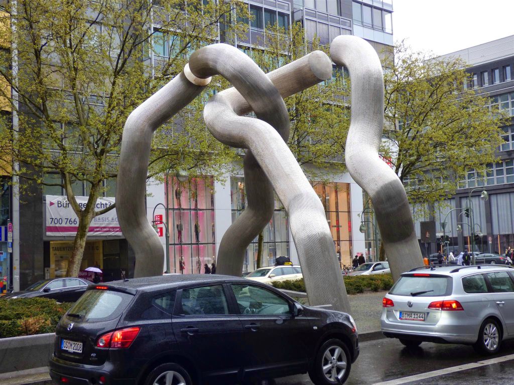 BERLIJN - de sculptuur "tubes" gemaakt door Matschinsky-Denninghoff